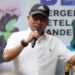Kepala Staf Kepresidenan Moeldoko saat menyerahkan bantuan bibit cabai untuk masyarakat di bantaran sungai Ciliwung, Depok, Jawa Barat, Rabu (25/1/2023). (MASAPNEWS/ANT/HO-KSP)