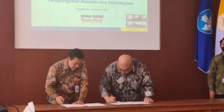 Penandatangan Nota Kesepahaman Kemenko PMK bersama LPDP, UGM, UI, Unhas, dan PT Simbolik Impera Dunia, dan PT DEF GHI Global tentang kerja sama program revolusi mental dalam pembangunan manusia dan kebudayaan di Gedung Rektorat UGM, Yogyakarta, 25 Januari 2023. (MASAPNEWS/ANT/HO)