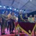 Bupati Gunung Mas Jaya S Monong didampingi Wakil Bupati Efrensia LP Umbing dan lainnya, bersiap memotong tumpeng saat malam pisah sambut tahun 2022 ke tahun baru 2023 di Taman Kota Kuala Kurun, Minggu (31/12/2022). (IST)