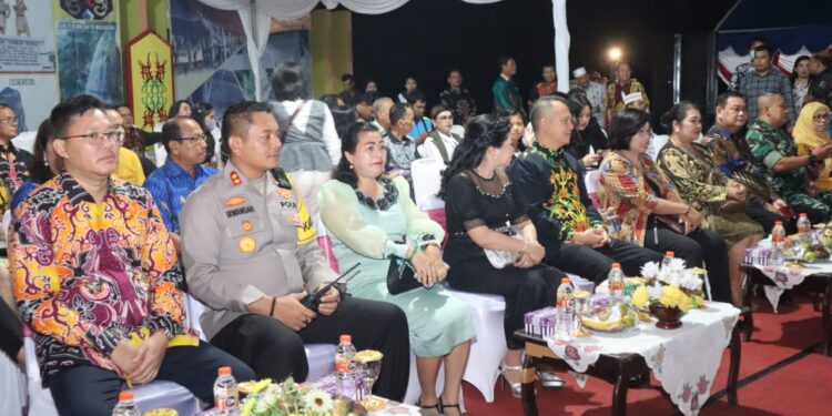 Anggota DPRD Kabupaten Gumas Rayaniatie Djangkan dan lainnya, saat malah menyambut tahun baru 2023 di Taman Kota Kuala Kurun, Minggu (31/12/2022). (IST)