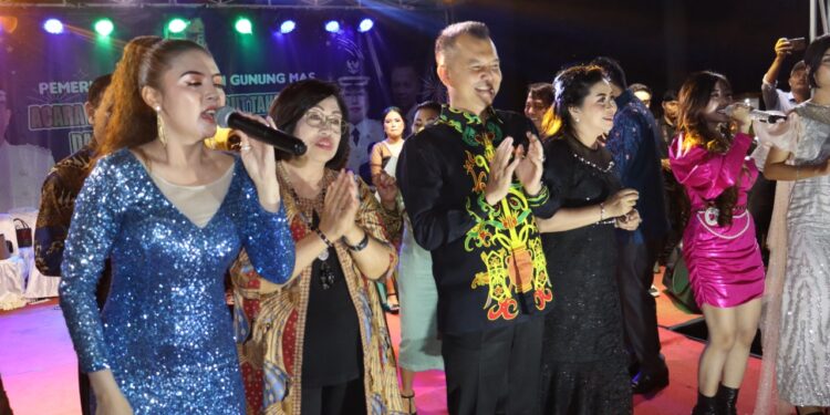 Bupati Gumas Jaya S Monong, Wakil Bupati Efrensia LP Umbing, bersama Bella Queen, Bila Amora, dan lainnya menghibur masyarakat dengan berbagai tembang populer, saat malam pergantian tahun di Taman Kota Kuala Kurun, Minggu (31/12/2022). (IST)