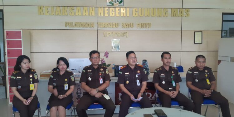 Kepala Kejaksaan Negeri Sahroni didampingi pejabat utama Kejari Gumas, saat menggelar konferensi pers refleksi tahun 2022 di kantor Kejari setempat, Jumat (7/1/2023). (MASAPNEWS/HY)