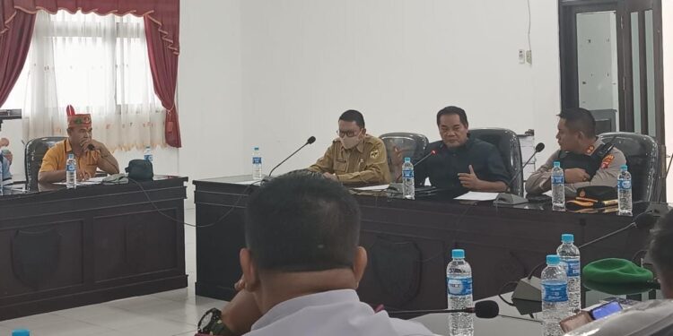 Diskusi antara DPRD, Pemkab, Polres, dan AMGM di Kuala Kurun, Senin (9/1/2022). (IST)