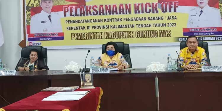 (Dari kiri) Anggota DPRD Kabupaten Gunung Mas Rayaniatie Djangkan, bersama Wakil Bupati Efrensia LP Umbing dan Sekda Yansiterson, saat kick off penandatanganan kontrak pengadaan barang/jasa lingkup Pemkab Gunung Mas 2023 di Kuala Kurun, Kamis (12/1/2023). (IST)