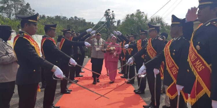 Kedatangan Kapolres baru AKBP Asep Bangbang Saputra yang didampingi Kapolres lama AKBP Irwansah disambut dengan upacara pedang pora di Mapolres Gumas, Jumat (13/1/2023). (MASAPNEWS/HY)