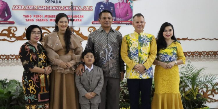 Bupati Gumas Jaya Samaya Monong beserta istri bersama Wabup Efrensia LP Umbing, berfoto bersama Kapolres yang lama AKBP Irwansah beserta istri dan anak, saat malam kenal pamit di GPU Damang Batu, Jumat (13/1/2023). (IST)