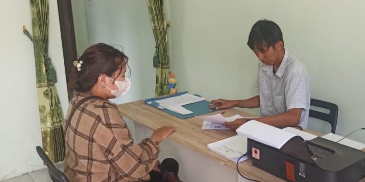 Petugas Pokja Pembentukan PKD Kecamatan Sepang melayani pendaftar di sekretariat Panwaslu Kecamatan Sepang, baru-baru ini. (IST)