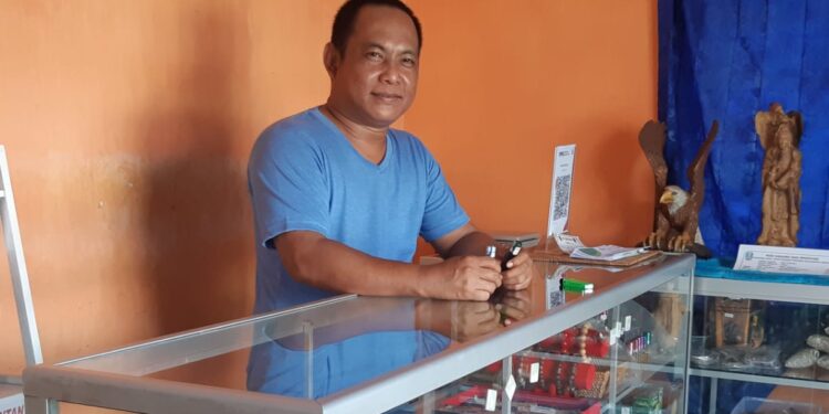 Salah satu eksportir kayu gaharu Kalteng Darminto (40) di Agarwood Store BAJ di jalan Kini Balu Palangaka Raya. (MASAPNEWS/HY)