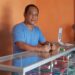 Salah satu eksportir kayu gaharu Kalteng Darminto (40) di Agarwood Store BAJ di jalan Kini Balu Palangaka Raya. (MASAPNEWS/HY)