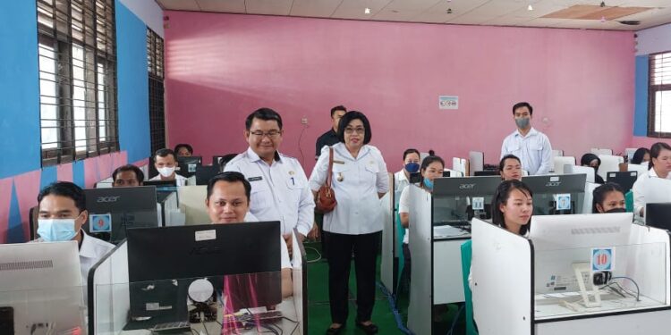 Wakil Bupati Gunung Mas, Efrensia LP Umbing memantau pelaksanaan seleksi PPPK di SMAN 1 Kurun, Rabu (18/1/2023). (IST)