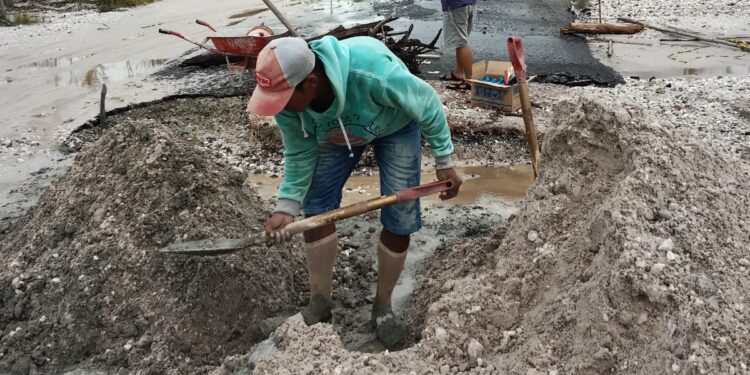 Perbaikan jalan rusak di perbatasan Tampang Tumbang Anjir-Tanjung Riu, Sabtu (21/1/2023). (IST)