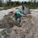 Perbaikan jalan rusak di perbatasan Tampang Tumbang Anjir-Tanjung Riu, Sabtu (21/1/2023). (IST)