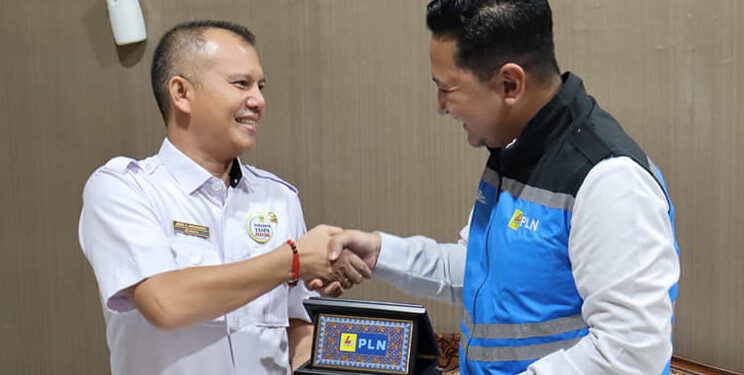 Bupati Gumas, Jaya S Monong menerima penghargaan dari PLN, yang diserahkan oleh Manager PLN ULP Kuala Kurun, Rizal Bima Bayuaji di Kuala Kurun, Rabu (8/2/2023). (Foto : Diskominfosantik Kabupaten Gumas)