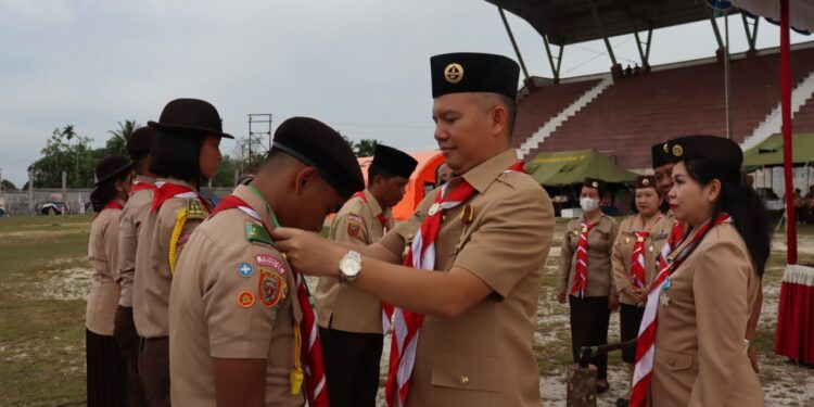Bupati Gumas Jaya S Monong mengalungkan tanda peserta. (Foto : Diskominfosantik Gumas)