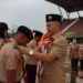 Bupati Gumas Jaya S Monong mengalungkan tanda peserta. (Foto : Diskominfosantik Gumas)