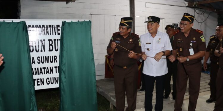Kajati Kalteng, Bupati dan Kajari Gumas saat peresmian Rumah RJ di Desa Sumur Mas, Kecamatan Tewah, Rabu (22/2/2023). (Foto : Protokol dan Perjalanan Setda Gumas)