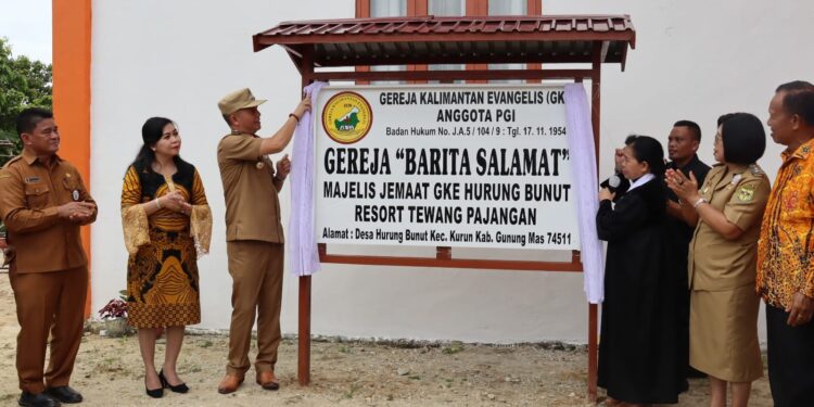 Bupati Gunung Mas Jaya S Monong bersama Ketum MS GKE Pdt Dr Simpon F Lion, M.Th, dan lainnya, membuka selubung papan nama Gedung Gereja Barita Salamat MJ GKE Hurung Bunut, tanda diresmikannya gedung gereja, di Desa Hurung Bunut Kecamatan Kurun, Senin (27/2/2023). (Foto : Diskominfosantik Gumas)