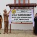 Bupati Gunung Mas Jaya S Monong bersama Ketum MS GKE Pdt Dr Simpon F Lion, M.Th, dan lainnya, membuka selubung papan nama Gedung Gereja Barita Salamat MJ GKE Hurung Bunut, tanda diresmikannya gedung gereja, di Desa Hurung Bunut Kecamatan Kurun, Senin (27/2/2023). (Foto : Diskominfosantik Gumas)