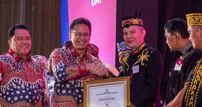 Bupati Gunung Mas, Jaya S Monong menerima sertifikat kabupaten/kota bebas frambusia yang diserahkan Menteri Kesehatan RI Budi G Sadikin, saat peringatan hari NTDs Sedunia 2023 di Jakarta, Selasa (21/2/2023). (IST)