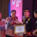 Bupati Gunung Mas, Jaya S Monong menerima sertifikat kabupaten/kota bebas frambusia yang diserahkan Menteri Kesehatan RI Budi G Sadikin, saat peringatan hari NTDs Sedunia 2023 di Jakarta, Selasa (21/2/2023). (IST)