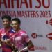 Pebulu tangkis tunggal putra Indonesia Jonatan Christie (kanan) bersama rekan senegaranya Chico Aura Dwi Wardoyo (kiri) berpose dengan trofi dan medalinya usai pertandingan final turnamen Daihatsu Indonesia Masters 2023 di Istora Gelora Bung Karno, Senayan, Jakarta, Minggu (29/1/2023). Jonatan Christie atau Jojo menjuarai Indonesia Masters 2023 usai menang atas Chico Aura Dwi Wardoyo dengan skor 21-15 dan 21-13. (MASAPNEWS/ANT)