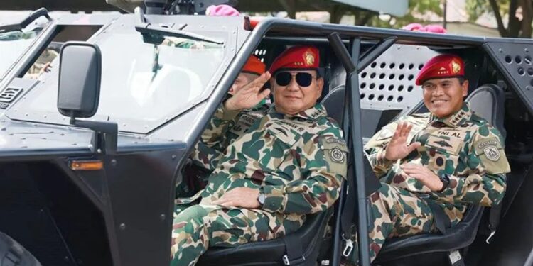 Menteri Pertahanan (Menhan) Prabowo Subianto (kiri) bersama Kepala Staf TNI Angkatan Laut (Kasal) Laksamana TNI Muhammad Ali saat menyampaikan penyerahan alat peralatan pertahanan (alpalhan) bagi Korps Marinir di Surabaya, Jawa Timur, Selasa (14/2/2023). (MASAPNEWS/ANT/HO-Tim Media Prabowo Subianto)