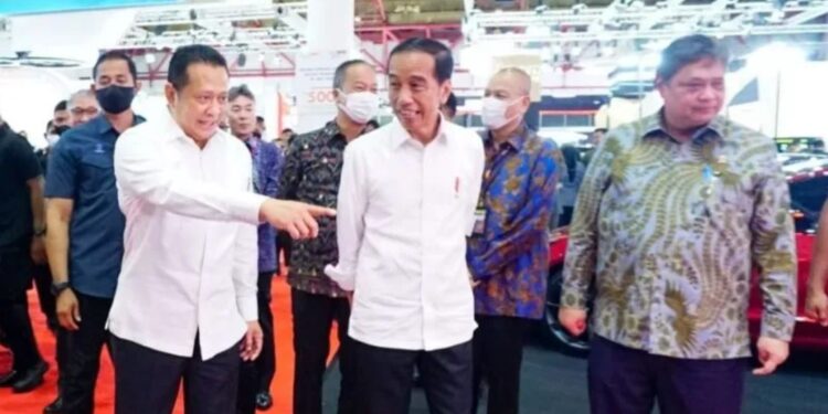 Ketua MPR RI sekaligus Ketua Ikatan Motor Indonesia Bambang Soesatyo (kiri) saat mendampingi Presiden RI Joko Widodo meninjau selasar pameran otomotif Indonesia International Motor Show (IIMS) 2023 di JIExpo Kemayoran, Jakarta, Kamis (16/2/2023). (MASAPNEWS/ANT/HO-MPR RI)