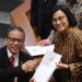 Arsip foto - Menteri Keuangan Sri Mulyani Indrawati (kanan) menerima berkas hasil rapat dan pandangan mini fraksi dari Ketua Panja pembahasan Rancangan Undang-Undang (RUU) tentang Pengembangan dan Penguatan Sektor Keuangan (PPSK) Dolfie OFP (kiri) saat rapat paripurna di Kompleks Parlemen, Senayan, Jakarta, Kamis (15/12/2022). (MASAPNEWS/ANT)