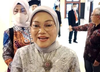 Menteri Ketenagakerjaan (Menaker) Ida Fauziyah saat ditemui usai menghadiri acara wisuda putranya di Grha Sabha Pramana Universitas Gadjah Mada (UGM) Yogyakarta, Rabu (22/2/2023). (MASAPNEWS/ANT)