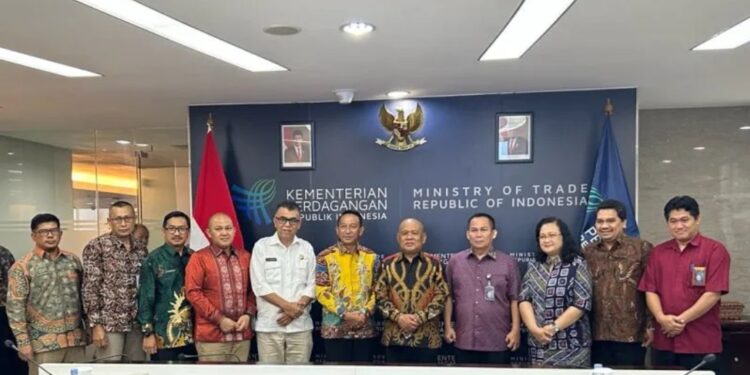 Sekretaris Jenderal Kementerian Perdagangan Suhanto bersama Bupati Natuna Wan Siswandi dan Bupati Belitung Timur Burhanudin usai penandatanganan naskah kerja sama terkait pengembangan sumber daya manusia kemetrologian di Kantor Kementerian Perdagangan, Jakarta, Kamis (24/2/2023). (MASAPNEWS/ANT)
