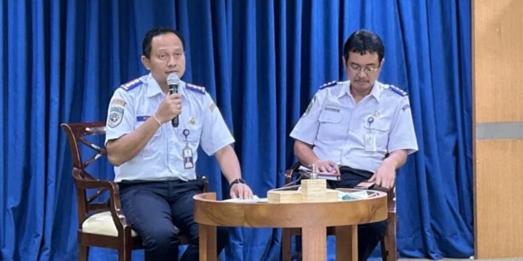 Direktur Angkutan Udara Kemenhub Putu Eka Cahyadi (kiri) saat bincang media, di Kantor Kementerian Perhubungan, Jakarta, Kamis (23/2/2023). (MASAPNEWS/ANT)