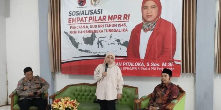 Anggota Majelis Permusyawaratan Rakyat (MPR) yang juga Wakil Ketua Komisi VIII, yakni Diah Pitaloka (tengah, berdiri) saat sosialisasi Empat Pilar Kebangsaan MPR RI, di Gedung PPIB Kota Bogor, Jawa Barat, Kamis (23/2/2023). (MASAPNEWS/ANT)