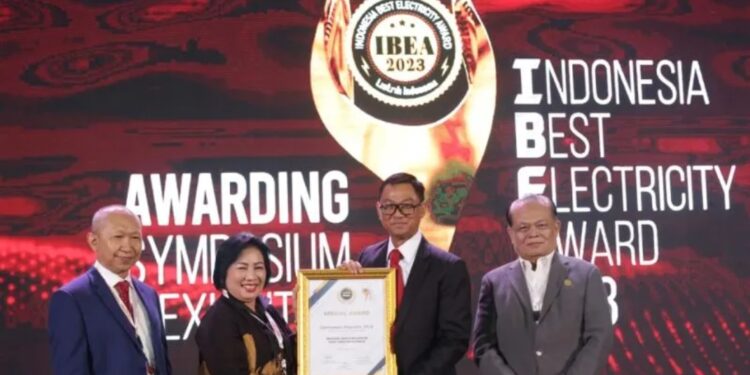 Direktur Utama PT PLN (Persero) Darmawan Prasodjo menyabet penghargaan dengan kategori Innovation Leader in Implementation Energy Transition dalam ajang Indonesia Best Electricity Award (IBEA) 2023, yang digelar di Jakarta pada Rabu (22/2/2023). (MASAPNEWS/ANT/HO-PLN)