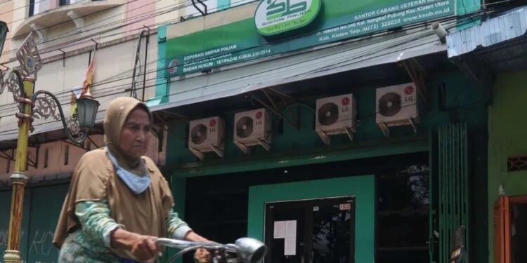 Warga melintas di depan Kantor Koperasi Simpan Pinjam (KSP) Sejahtera Bersama Cabang Klaten di Klaten, Jawa Tengah, Rabu (15/2/2023). (MASAPNEWS/ANT)