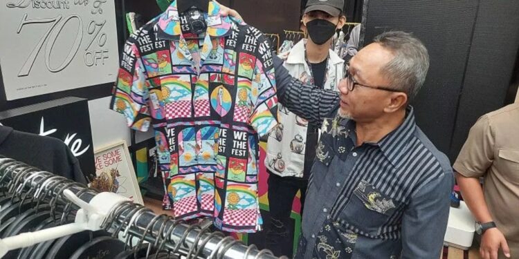 Menteri Perdagangan Zulkifli Hasan saat meninjau pameran Legendary Brand Festival bertajuk “World Class Brands as National Heroes” di Jakarta, Sabtu (25/2/2023). (MASAPNEWS/ANT)