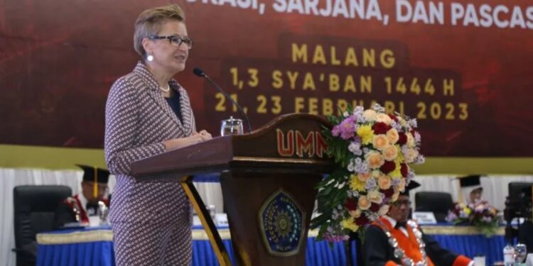 Duta Besar (Dubes) Polandia untuk Indonesia Beata Stoczynka saat memberikan sambutan di hadapan wisudawan Universitas Muhammadiyah Malang (UMM) di gedung Dome kampus setempat, Kamis (23/2) (MASAPNEWS/ANT/HO-Humas UMM)