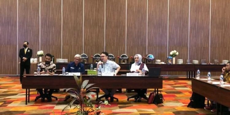 Wakil Menteri Perdagangan Jerry Sambuaga menghadiri rapat terkait pelaksanaan Sistem Resi Gudang (RSG) di Sumbar. (MASAPNEWS/ANT)