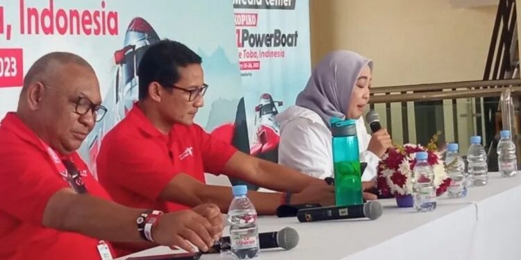 Menparekraf Sandiaga Uno (tengah) saat memberikan keterangan terkait usainya digelar F1Powerboat Danau Toba 2023 (MASAPNEWS/ANT)