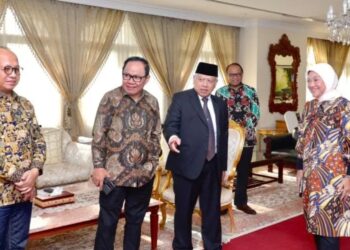 Menteri Ketenagakerjaan Ida Fauziyah (kanan) ketika melakukan pertemuan dengan Duta Besar Republik Indonesia untuk Kerajaan Arab Saudi, Abdul Aziz Ahmad (ketiga kiri) di Wisma KBRI Riyadh, Arab Saudi, Minggu (26/2/2023). (MASAPNEWS/ANT/HO-Kemnaker)