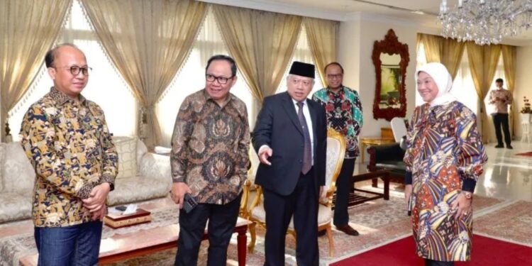 Menteri Ketenagakerjaan Ida Fauziyah (kanan) ketika melakukan pertemuan dengan Duta Besar Republik Indonesia untuk Kerajaan Arab Saudi, Abdul Aziz Ahmad (ketiga kiri) di Wisma KBRI Riyadh, Arab Saudi, Minggu (26/2/2023). (MASAPNEWS/ANT/HO-Kemnaker)