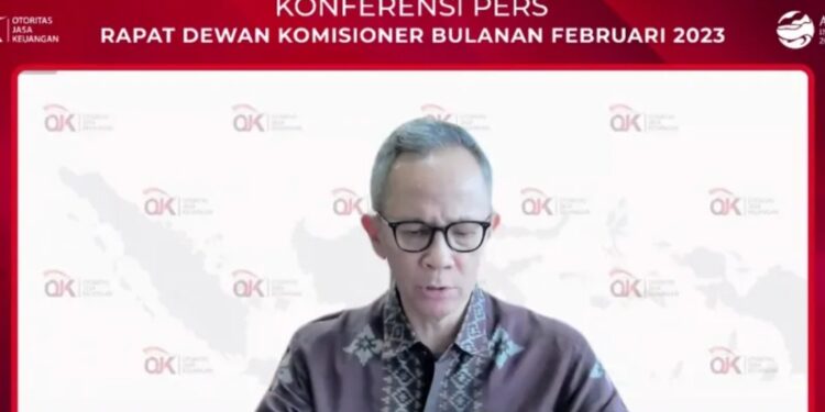 Ketua Dewan Komisioner Otoritas Jasa Keuangan (OJK) Mahendra Siregar menyampaikan paparan dalam konferensi pers hasil Rapat Dewan Komisioner (RDK) Bulanan Februari 2023 yang dipantau dalam jaringan di Jakarta, Senin (27/2/2023). (MASAPNEWS/ANT)