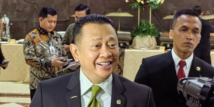 Ketua MPR RI Bambang Soesatyo usai memandu upacara pengucapan sumpah atau janji anggota MPR RI pengganti antarwaktu (PAW) dari unsur DPD RI di depan Ruang Delegasi MPR, Gedung Nusantara V, Kompleks Parlemen Senayan, Jakarta, Selasa (28/2/2023). (MASAPNEWS/ANT)