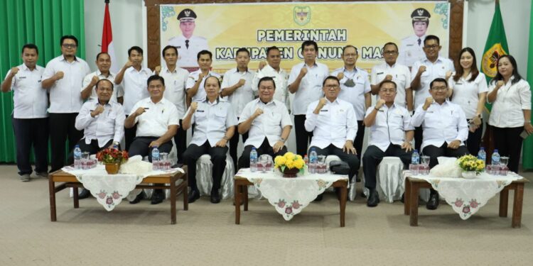 Foto bersama usai sertijab di Kuala Kurun, Rabu (1/2/2023). (Foto : Diskominfosantik Gumas)