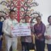 Wabup Gumas Efrensia LP Umbing (kanan) menyaksikan penyerahan CSR oleh Pimpinan Bank Kalteng Cabang Kuala Kurun Jeksenly dengan didampingi Pemimpin Seksi Administrasi dan Keuangan Nanie (kiri) kepada Ketua Pembangunan Gereja Parawei Adelman didampingi Ketua MJ GKE Tanjung Riu Pdt Pina, di Kuala Kurun, Rabu (1/2/2023). (IST)