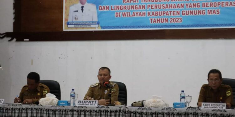 Bupati Gumas Jaya Samaya Monong (tengah) saat memimpin rapat forum TJSLP di aula Bappedalitbang setempat, Selasa (7/2/2023). (IST)
