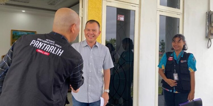 Bupati Gumas Jaya S Monong menerima kedatangan KPU dan pantarlih di rumah jabatan bupati di Kuala Kurun, Minggu (12/2/2023). (IST)