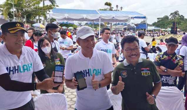 Bupati Gunung Mas bersama Kepala Disdukcapil dan lainnya. (Foto : Diskominfosantik Gumas)