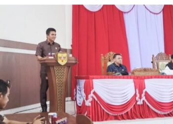 Juru bicara DPRD Gunung Mas dapil II, Binartha menyampaikan laporan hasil reses kelompok, saat rapat paripurna di Kuala Kurun, Senin (7/3/2023). (IST)