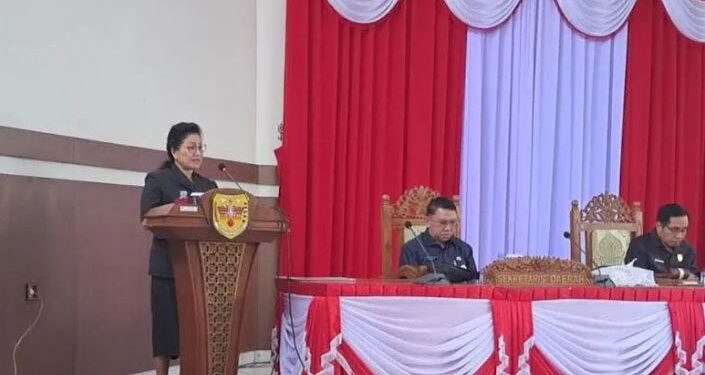 Jubir DPRD Kabupaten Gunung Mas dapil I Lily Rusnikasi menyampaikan laporan reses kelompok saat rapat paripurna di Kuala Kurun, Selasa (7/3/2023). (IST)