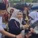 Legislator Kabupaten Gunung Mas, Siti Hilmiah didampingi Bupati, Jaya S Monong menyerahkan piala kepada para pemenang Pawai Tarhib Ramadhan 1444 H di Taman Kota Kuala Kurun, Sabtu (18/3/2023). (IST)